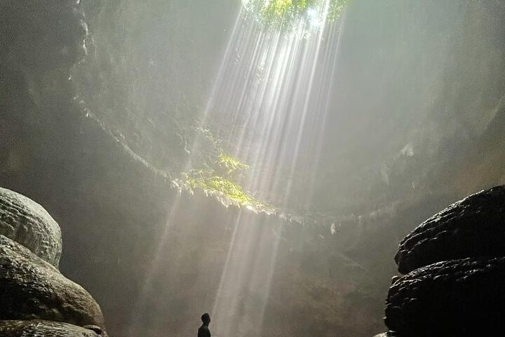 For the traveller who only wants the sinkhole: Jomblang on its own, with lunch